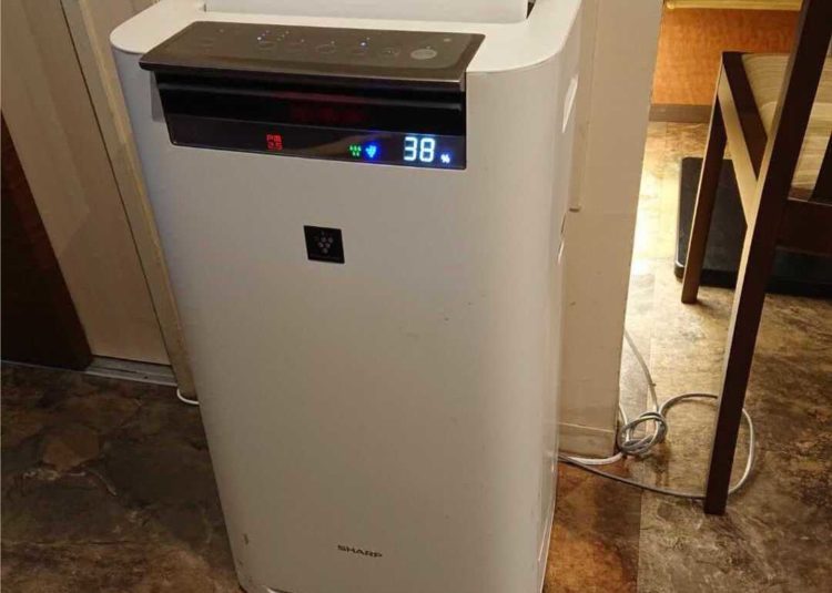「金のうなぎ 中村橋店」内に新型コロナウイルス感染症予防対策で置かれている空気清浄機