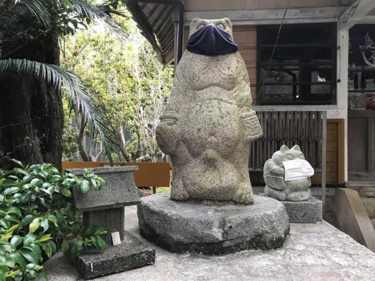 徳島県小松島市にある金長神社に置かれているたぬきの像