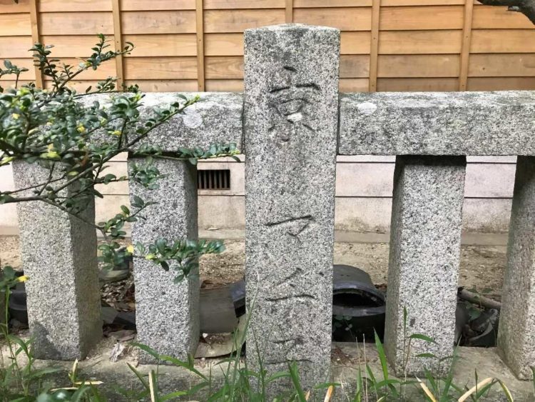 徳島県小松島市にある金長神社の玉垣に刻まれている名前