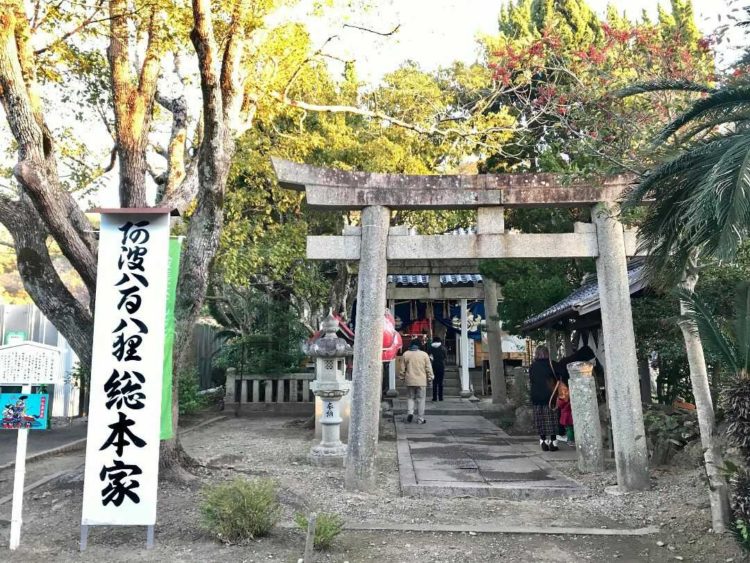 徳島県小松島市にある金長神社に訪れる参拝客