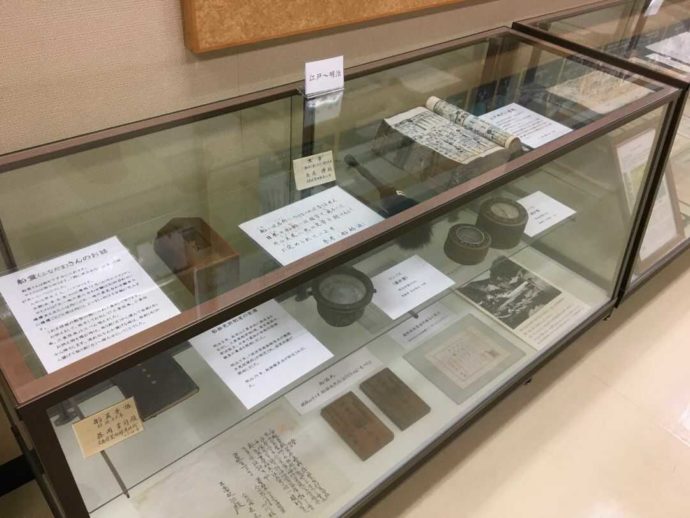 ガラスケース内に展示されている郷土史の資料