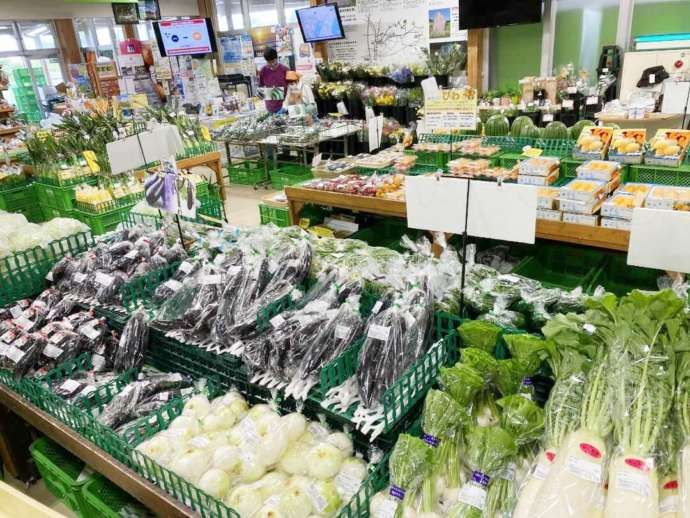 新鮮な野菜が勢ぞろいしている農産物直売所