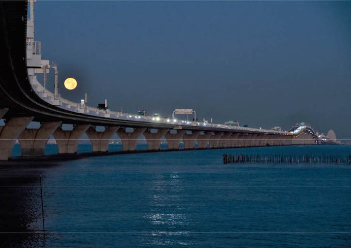 満月が映った東京湾アクアラインの夜景