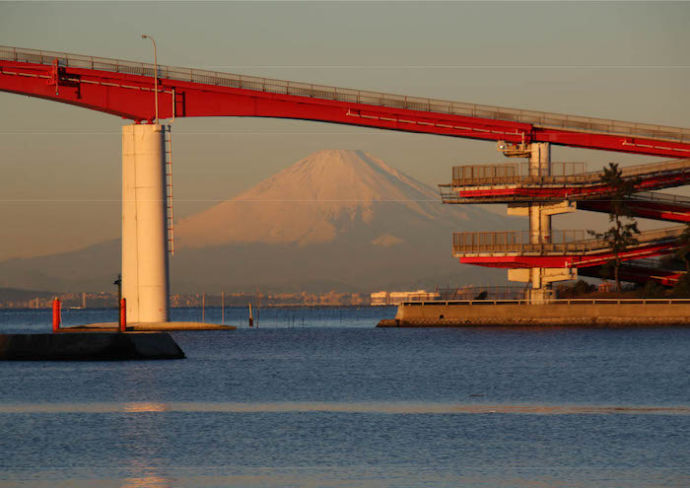 日本一高い歩道橋である「中の島大橋」の夕暮れ時