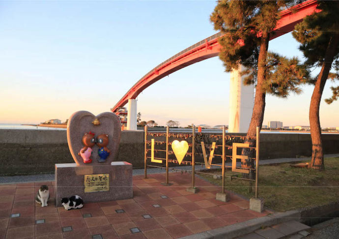 中の島大橋」のタヌキのカップル像
