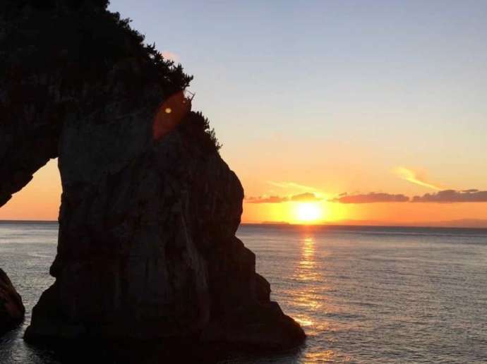 大岩の「たてご」と海に沈む夕日