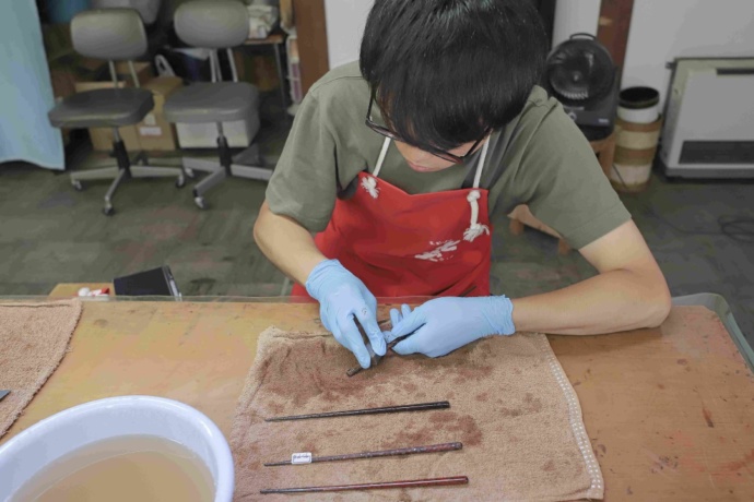 「道の駅 木曽ならかわ」の「木曽漆器づくり体験」で箸を制作している様子