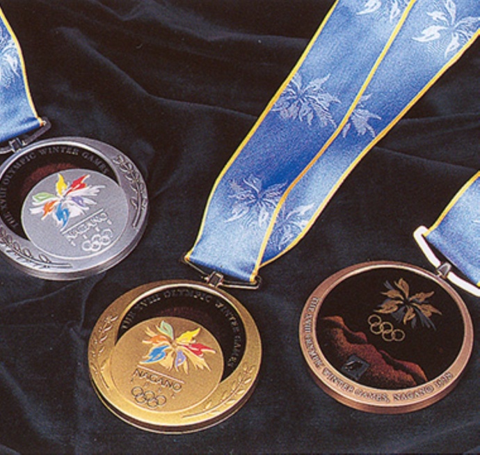 「道の駅 木曽ならかわ」で常設展示される長野冬季五輪の入賞メダル（金・銀・銅）