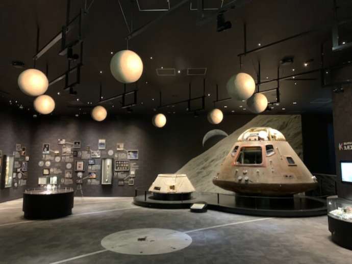 「北九州市科学館スペースLABO」内3階の「スペースラウンジ」に展示されたアポロ司令船