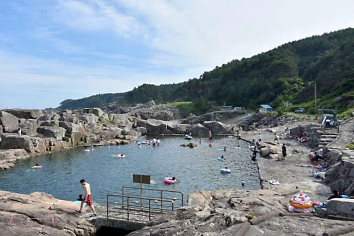 北侍浜野営場に隣接する岩場をくり抜いて造られた侍浜海水プール