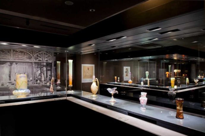 北澤美術館のガラス工芸品の展示