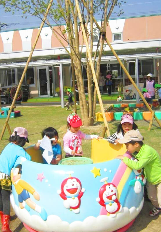 杵築市の保育園の遊具で遊ぶ子供たち