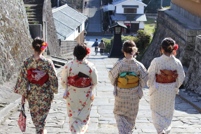 杵築市の城下町を歩く着物を着た女性4人