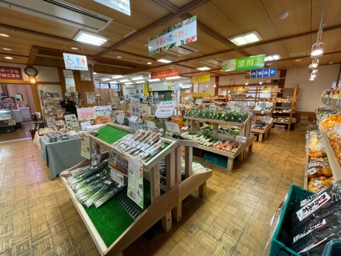 「道の駅 清川」1階の野菜売り場
