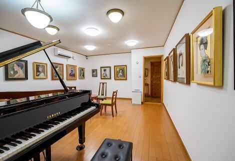 藤野美術館の企画展示室の様子とグランドピアノ