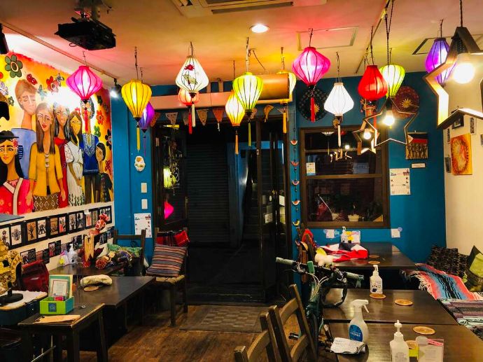 神戸アジアン食堂バル SALAの店内