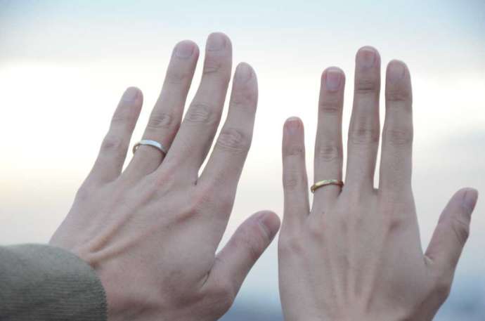 CRAFYで作った結婚指輪をはめているふたりの手