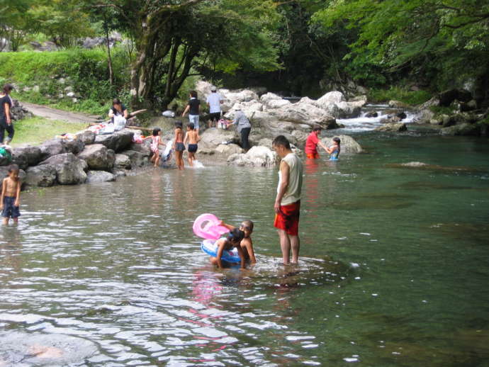 鏡地区で川遊びを楽しむ人々