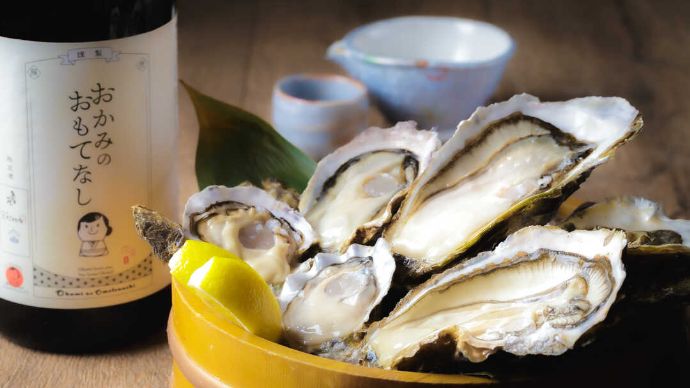 牡蠣海鮮料理 かき家 こだはる 新橋店の生牡蠣盛り合わせと日本酒