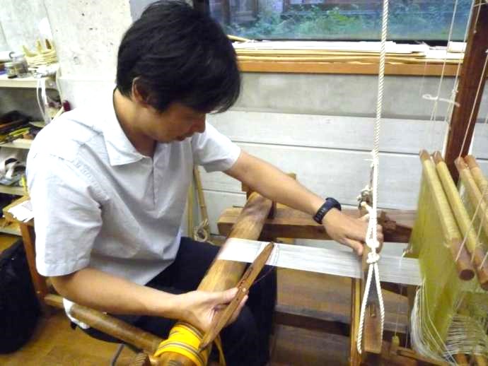 光峯錦織工房での機織り体験の様子