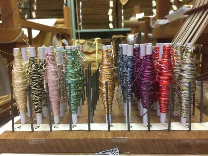 光峯錦織工房の機織り体験で使用する色とりどりの色糸