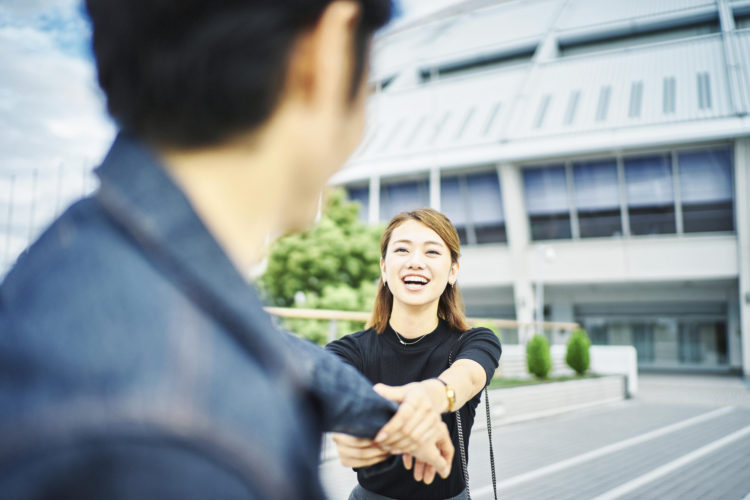 恋人と一緒にいて嬉しそうな女性