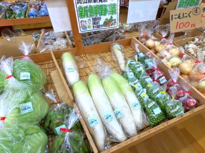 岡山県新見市にある道の駅鯉が窪で販売される大根やキャベツなど