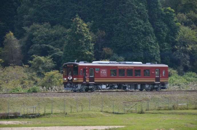 路線を走る信楽高原鐵道の車両
