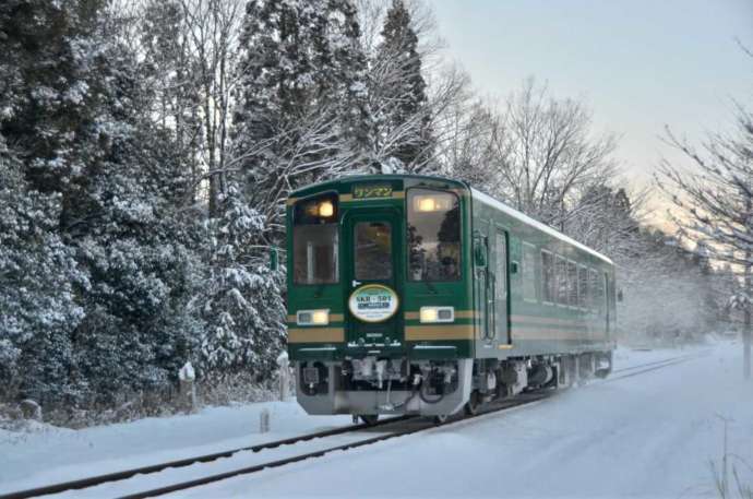 雪の中を走る信楽高原鐵道の列車