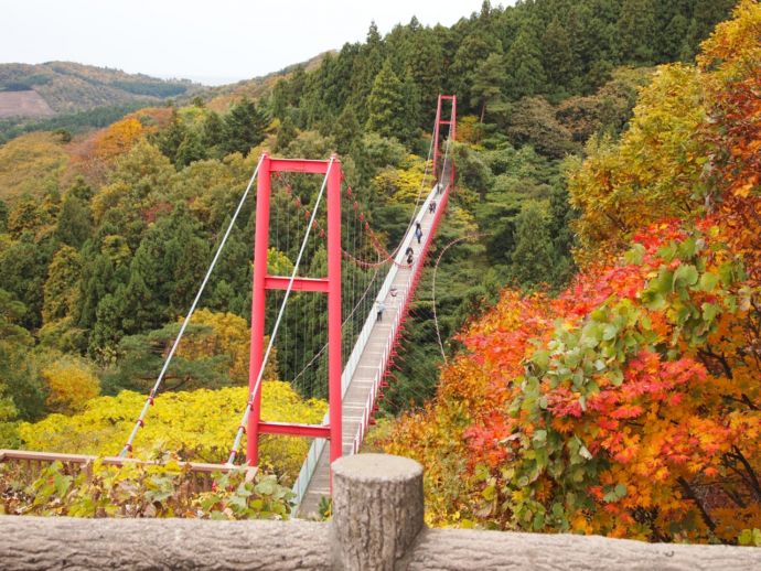 国上寺の境内千眼堂吊り橋から見る紅葉