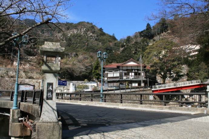 湯の山温泉街にある「涙橋」の風景