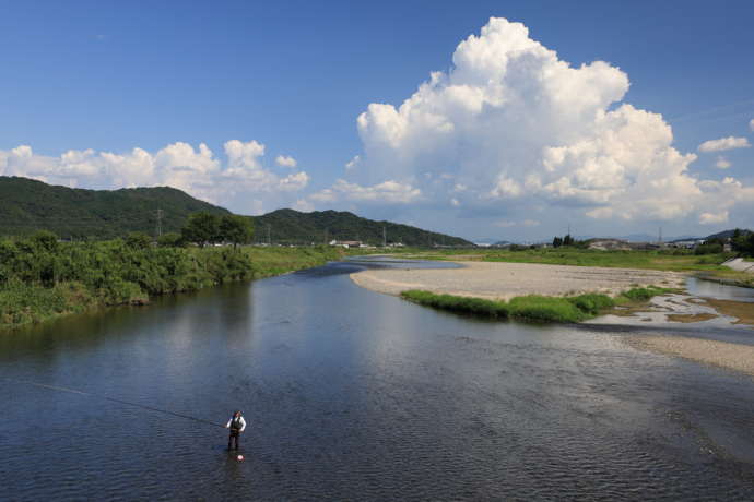 野洲川で釣りを楽しむ男性