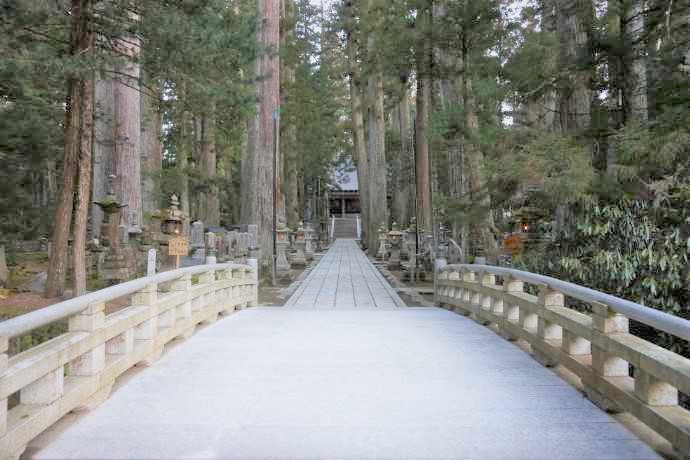 金剛峯寺がおかれる和歌山県伊都郡高野山の奥之院に続く一の橋