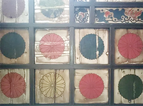 金胎寺の本堂の天井に描かれたカラフルな十六八重菊紋