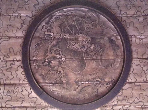 金胎寺の本堂の天井に描かれた火難除けの墨絵龍眼図