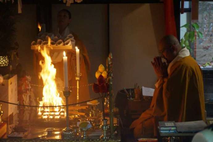 金胎寺で毎月行われる護摩祈祷の様子