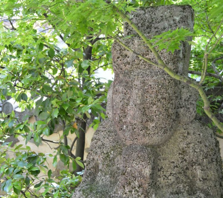 高麗美術館の木陰の下にたたずむ石人像