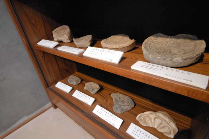 門長屋の西にある第2室に展示されている考古資料の丸瓦