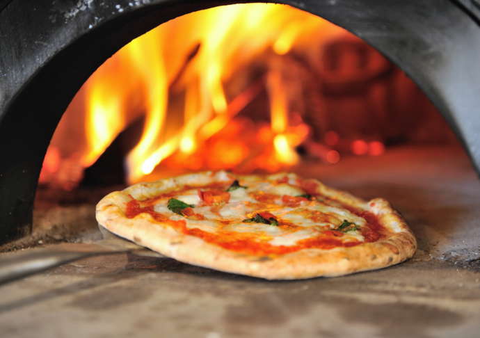PIZZERIA FIEROの窯で焼きあがられたピザの写真