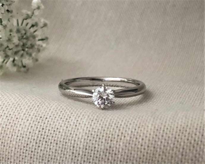 シンプルな一粒石の婚約指輪