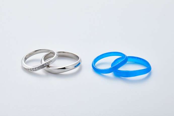 3Dプリンタで造形したサンプルと、完成した結婚指輪