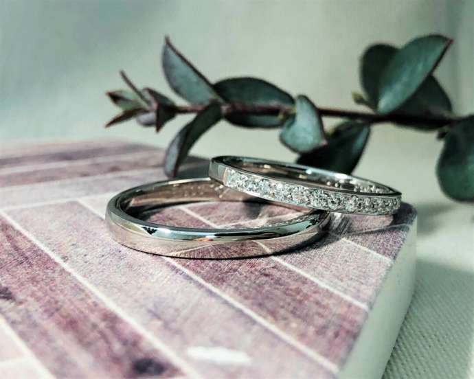 ハーフエタニティデザインの結婚指輪