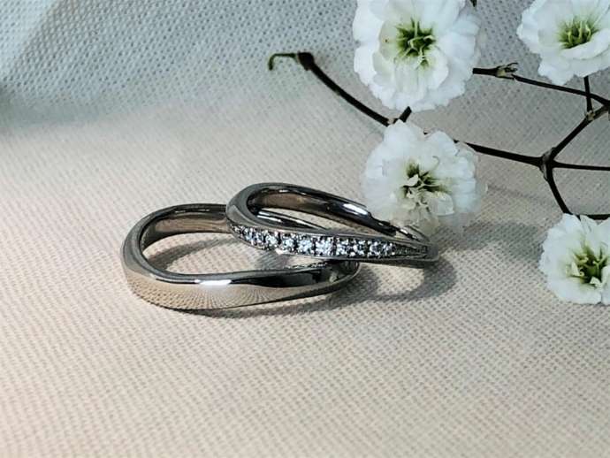 S字ラインにメレダイヤモンドを配した結婚指輪