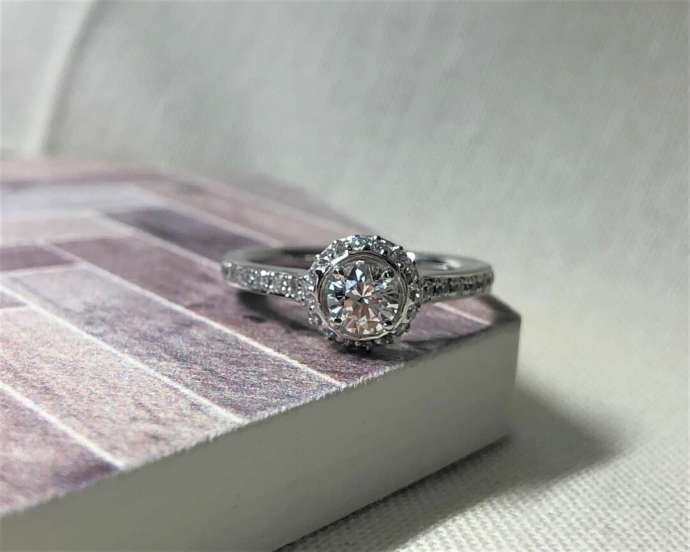 ダイヤモンド取り巻きタイプの婚約指輪
