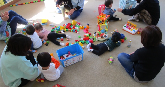 小海町の子育て支援センターで遊ぶ子どもたち