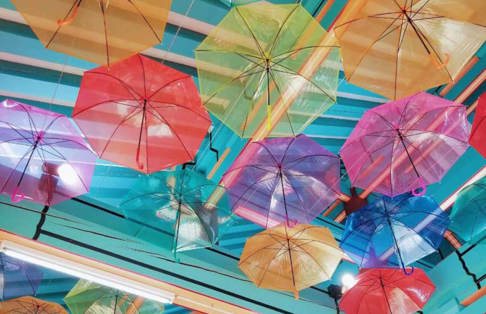 カラフルな傘を天井に飾った「アンブレラスカイ」