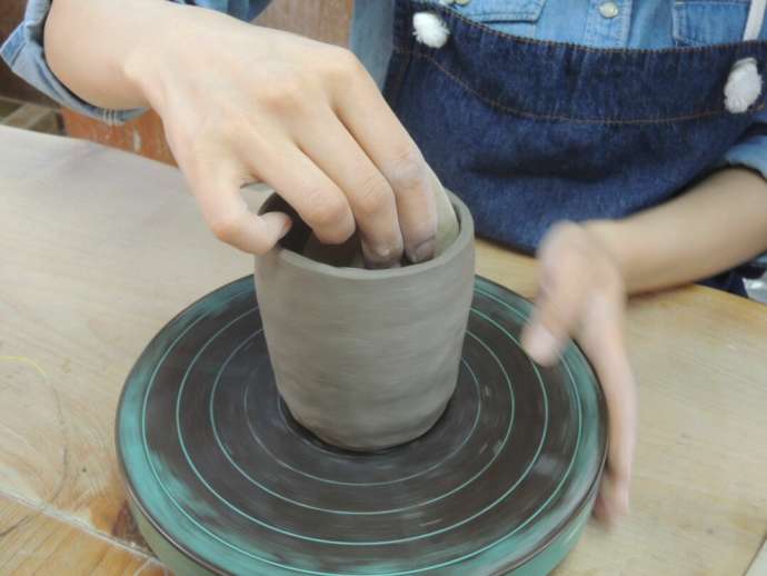 「光和窯」の手びねりでの作陶体験の様子
