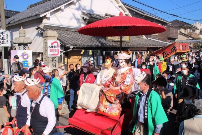 花岡福徳稲荷社が11月に行う稲穂祭り（きつねの嫁入り）の様子