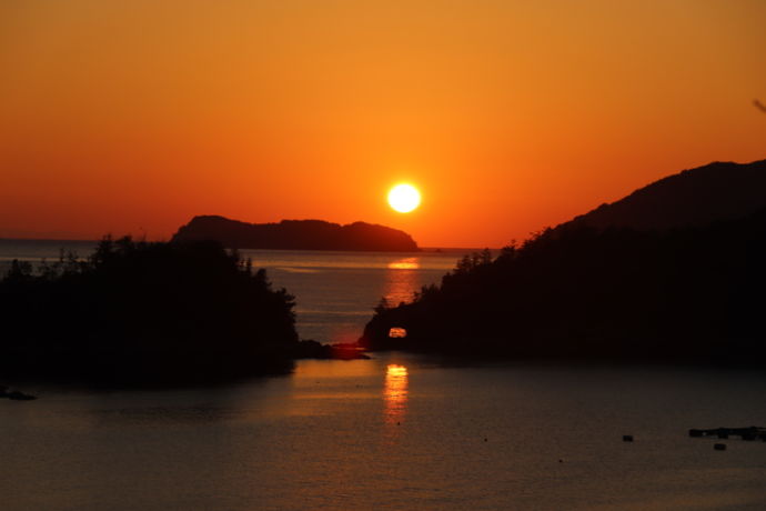 ひらめきパーク笠戸島の近くにある観光スポット「はなぐり岩」の夕景