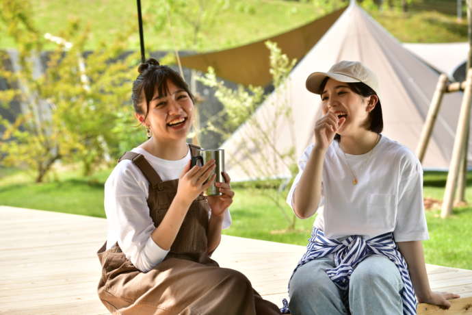 新潟県燕市にある「道の駅 国上」でデイキャンプをする女性たち